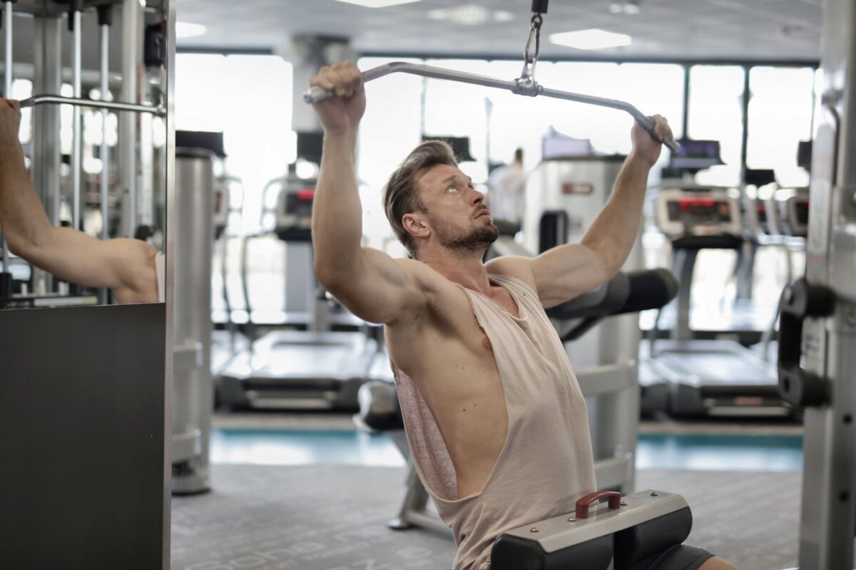 lat pulldown français erreurs fréquentes éviter