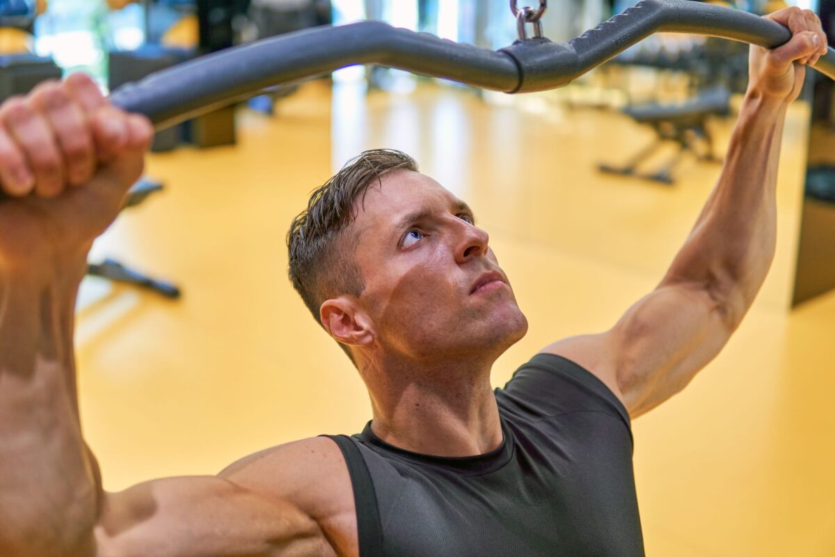 lat pulldown français muscles tirage vertical